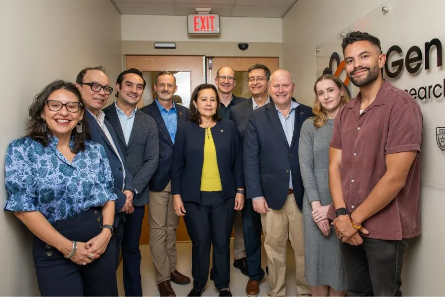 Grupo de investigadores del OHRC posando en un espacio interior, como parte de una colaboraci&oacute;n entre el Tec de Monterrey y la Universidad de Texas en Austin.