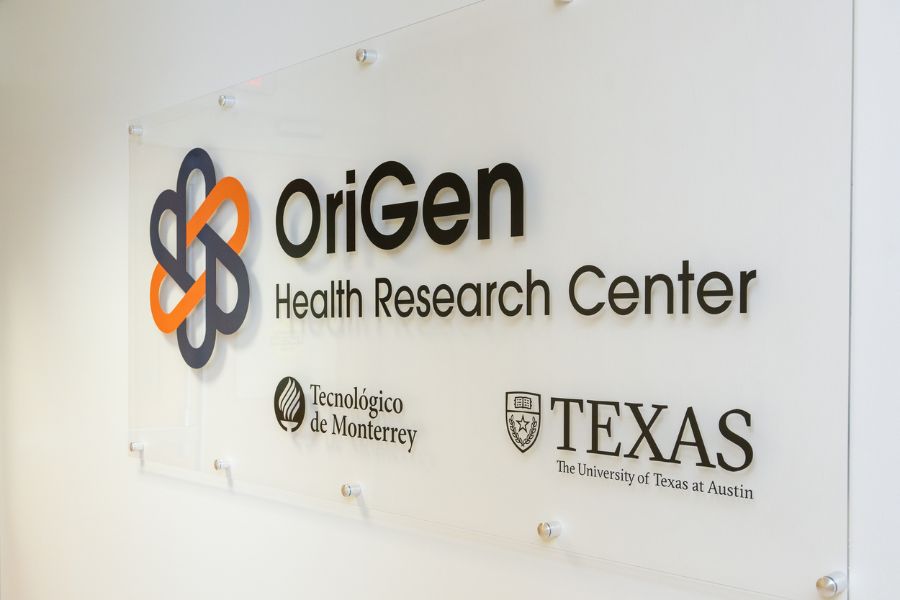 Placa con el nombre del OriGen Health Research Center junto a los logos del Tecnol&oacute;gico de Monterrey y la Universidad de Texas en Austin