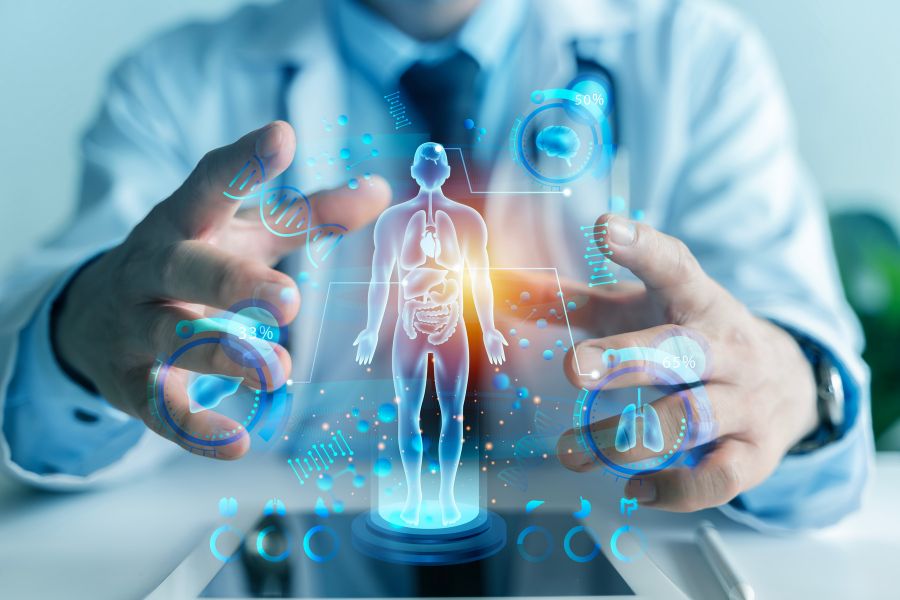 Representaci&oacute;n digital del cuerpo humano con elementos tecnol&oacute;gicos y m&eacute;dicos, sostenida por un profesional de la salud.