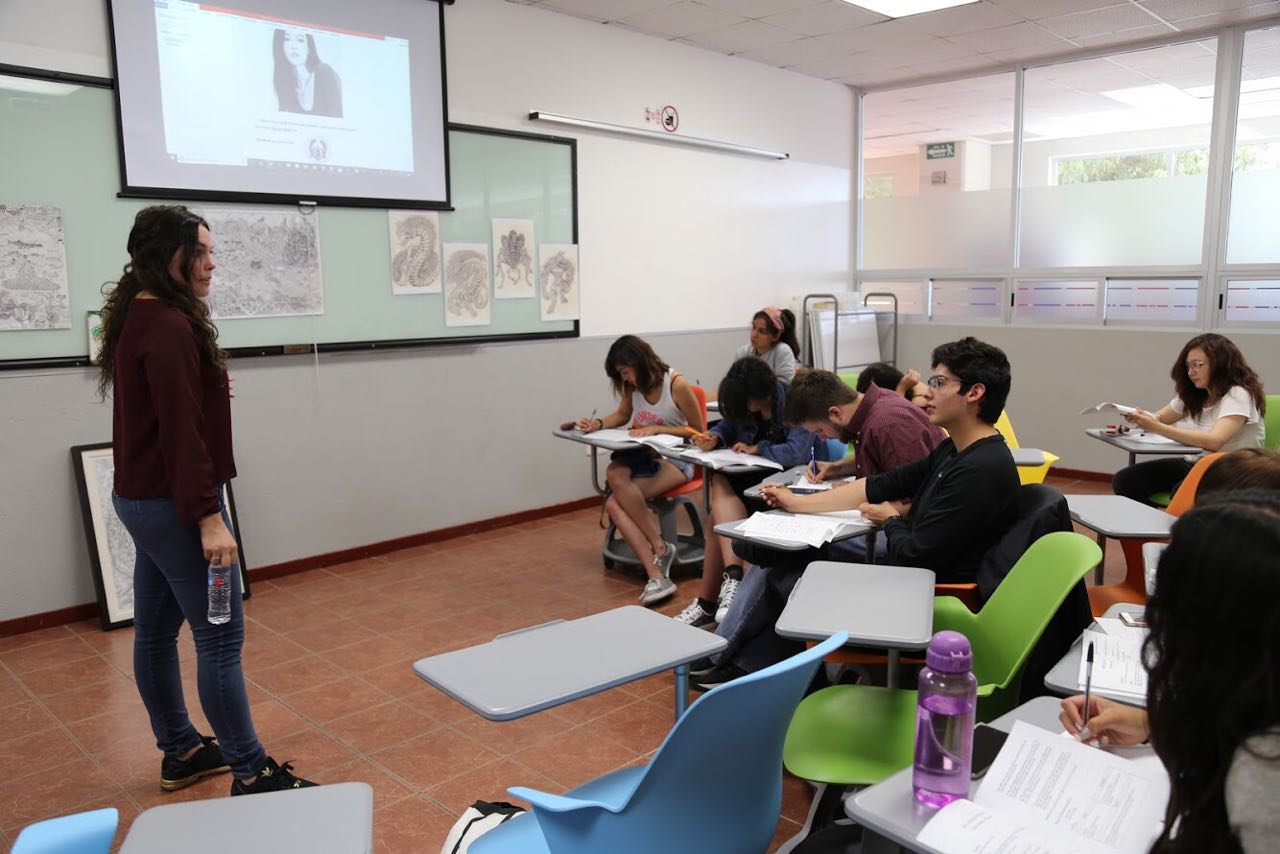 Alumnos en taller de escritura