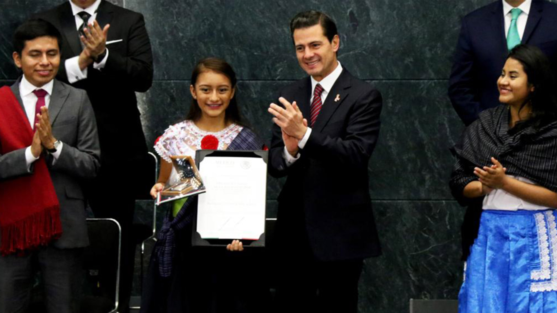 Natalia junto a Enrique Peña Nieto