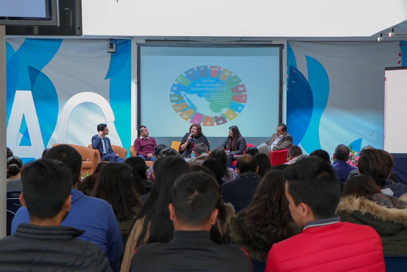 Panel de discusión entre los activistas en pro del medio ambiente 