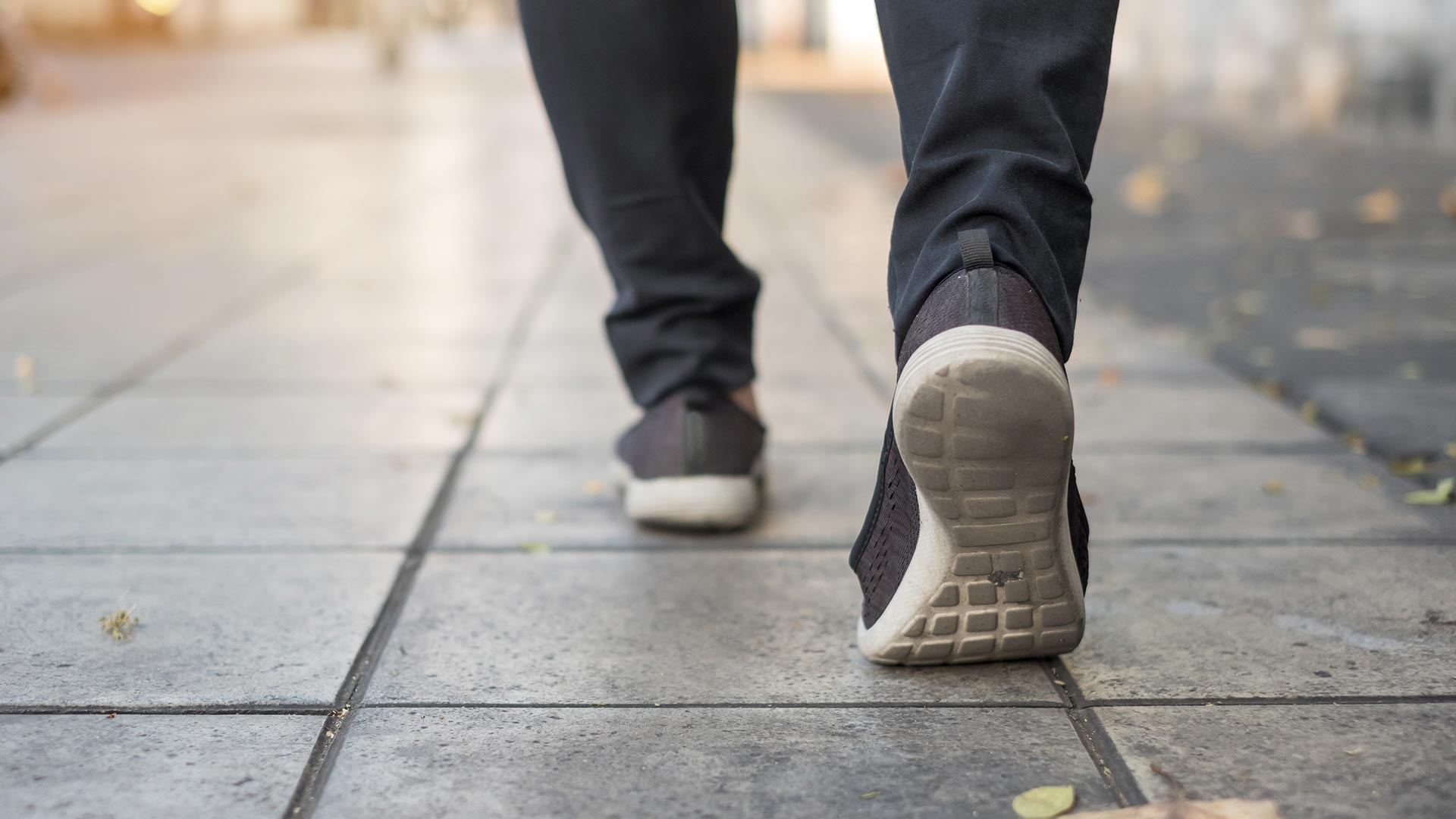 Las losetas inteligentes que generan electricidad con solo caminar sobre ellas.