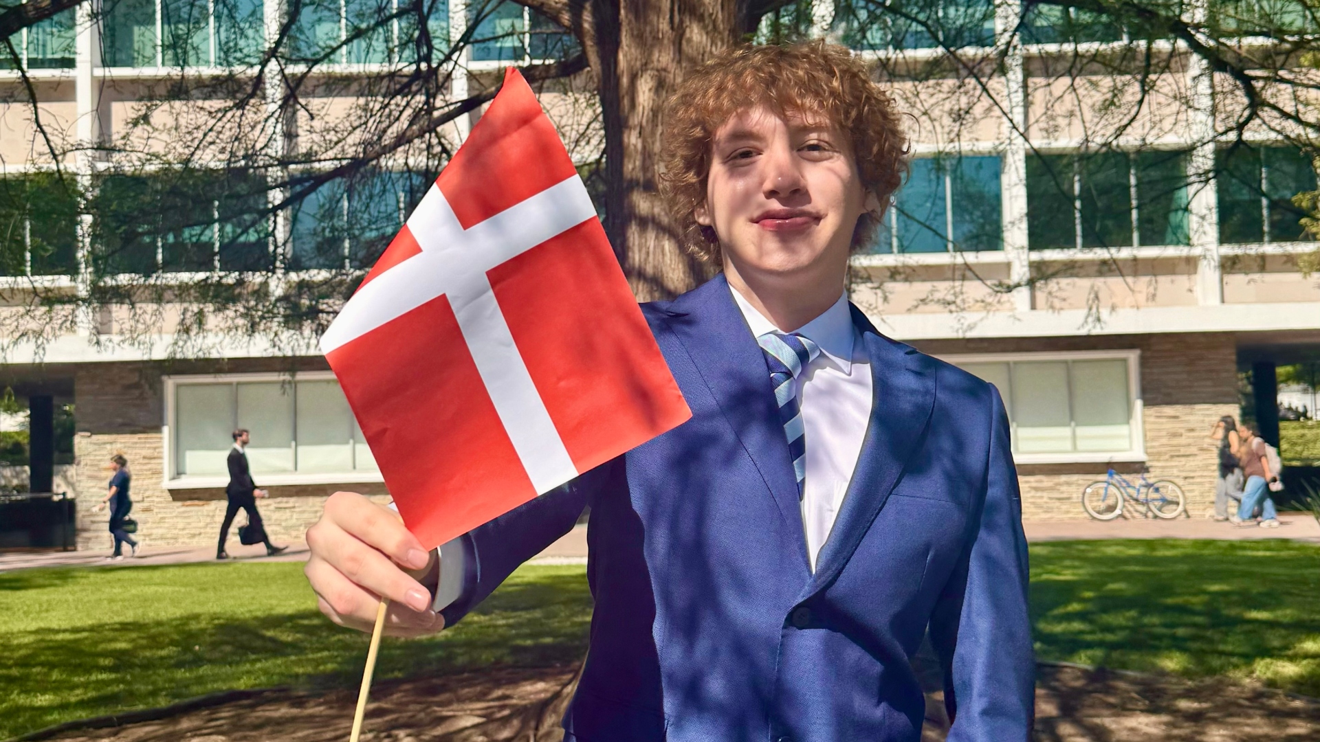 Patricio Naranjo, estudiante de Global Business, sostiene la bandera de Dinamarca