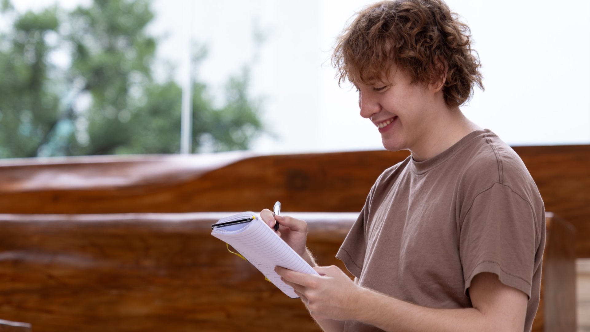 Patricio Naranja, estudiante de Global Businnes, lee un libro dentro del campus Monterrey