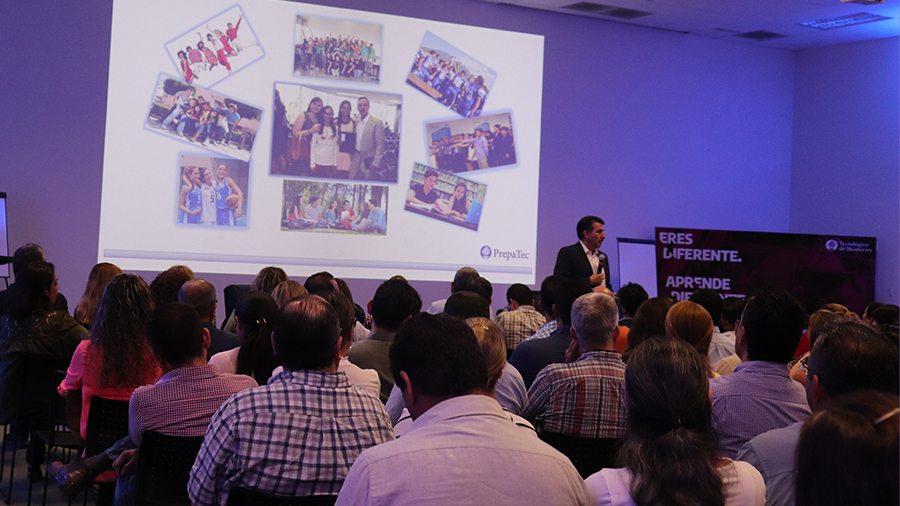 Paulino en su conferencia, una visión en familia