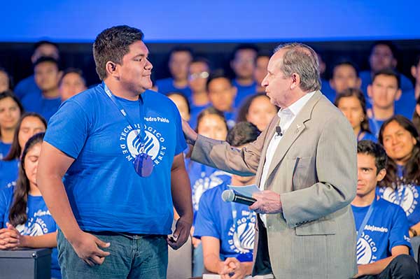 Pedro Pablo, alumno de la nueva generación de Líderes del Mañana, junto a Salvador Alva