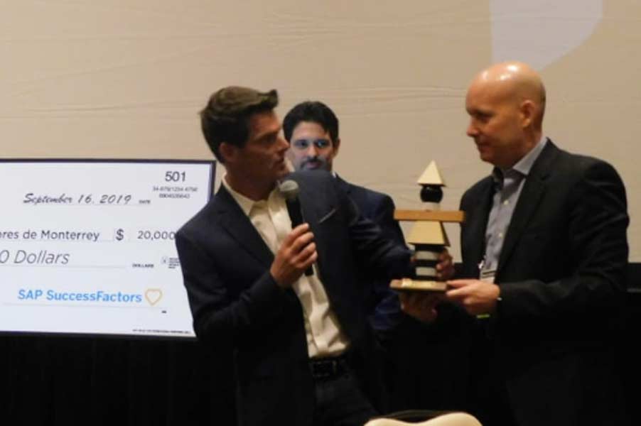 Hernán García recibió a nombre del Tec el Premio otorgado por SAP Succes Factor