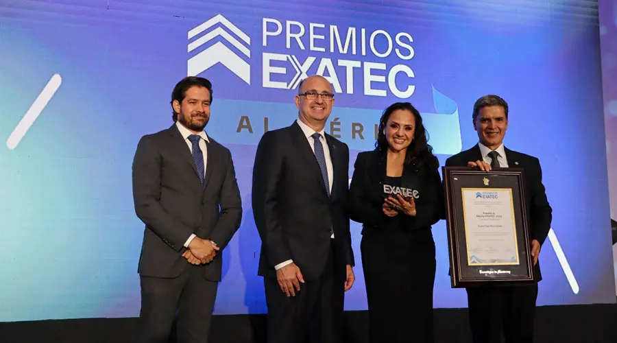 Tania Paola Ruiz Castro, recibió el Premio al mérito EXATEC por su contribución y generosidad a la sociedad civil queretana.