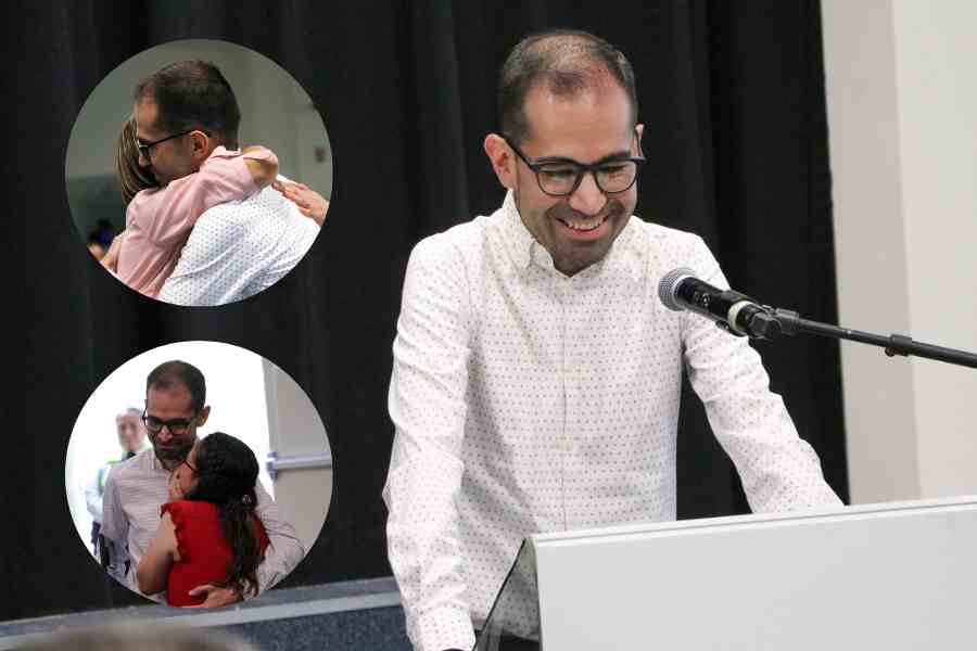 Christopher González después de recibir el premio