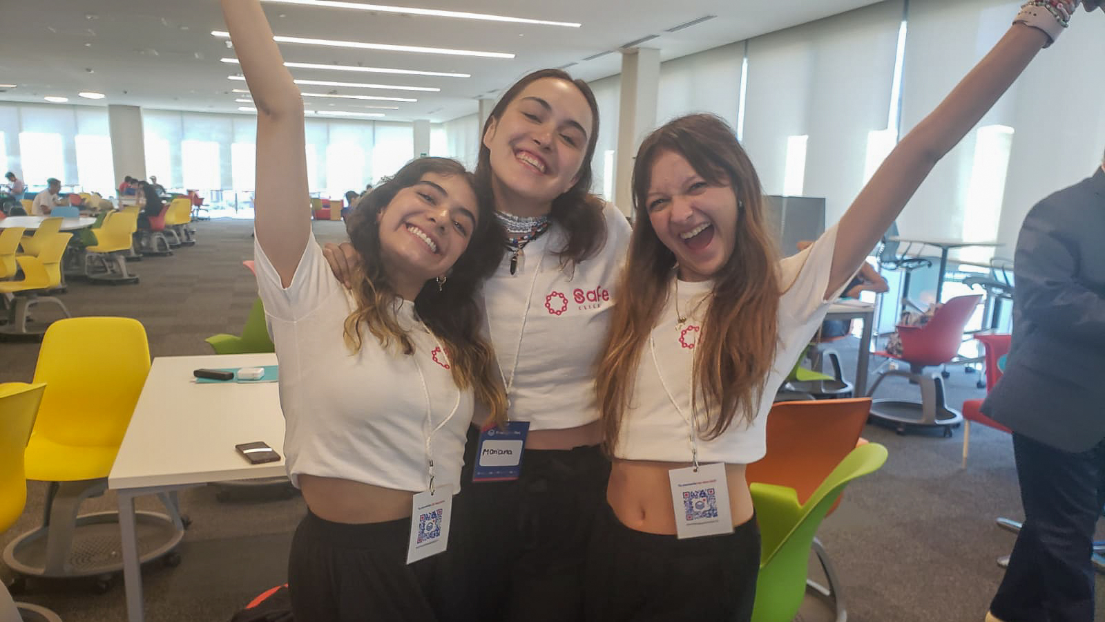 Mariana Félix, Montserrat Hurtado y Maricarmen Galván; creadoras del proyecto "Safe Click"