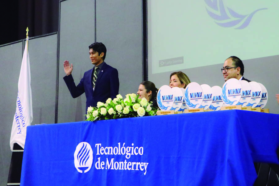 Santiago saludando en el presidium