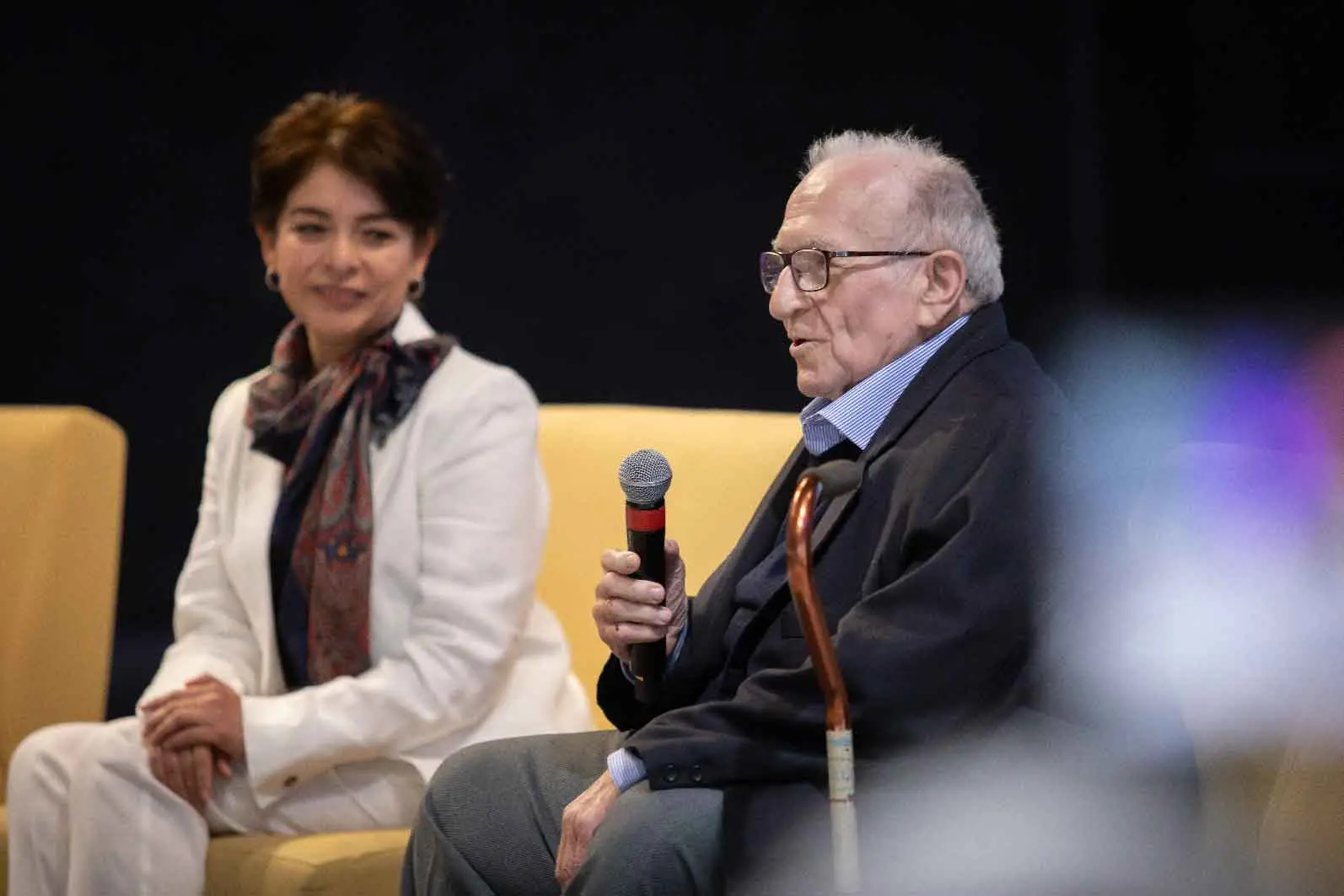 El profesor Ledesma ofrece discurso en la ceremonia Dejando Huella