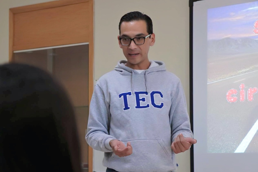 El profesor Fernando Pantoja explicando actividades en clases