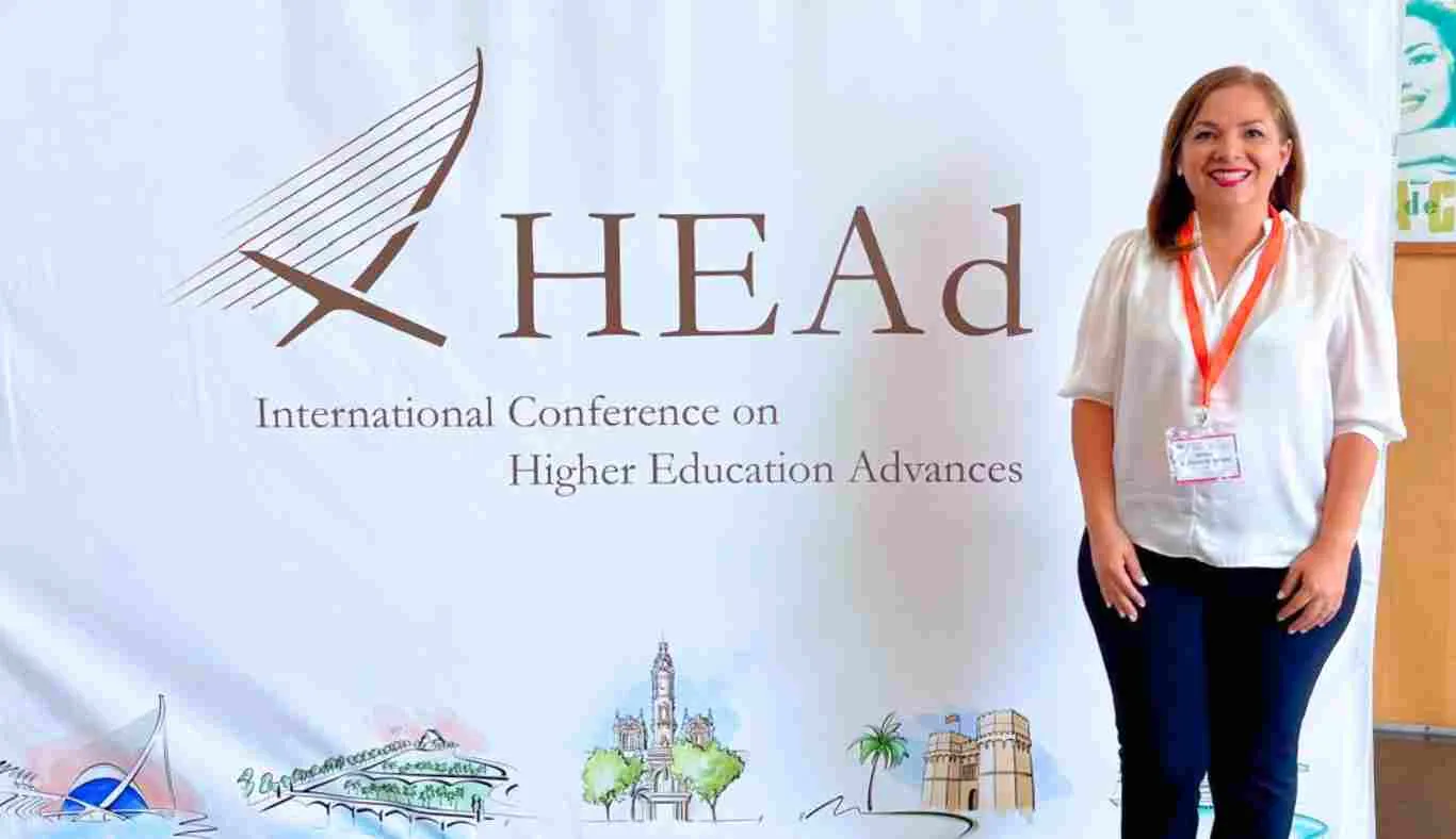 Adriana Morales en Valencia, Espa&ntilde;a como ponente de innovaci&oacute;n educativa.