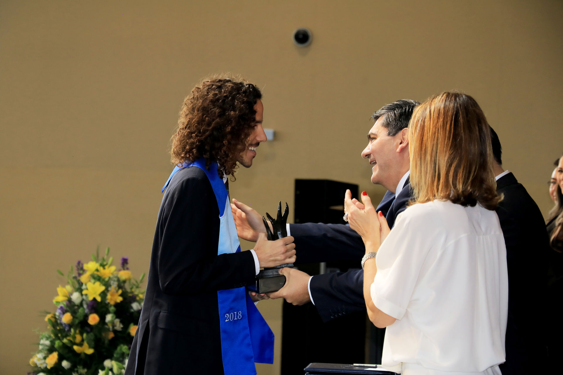 Alberto Pickering recibiendo su premio en manos de David Garza.