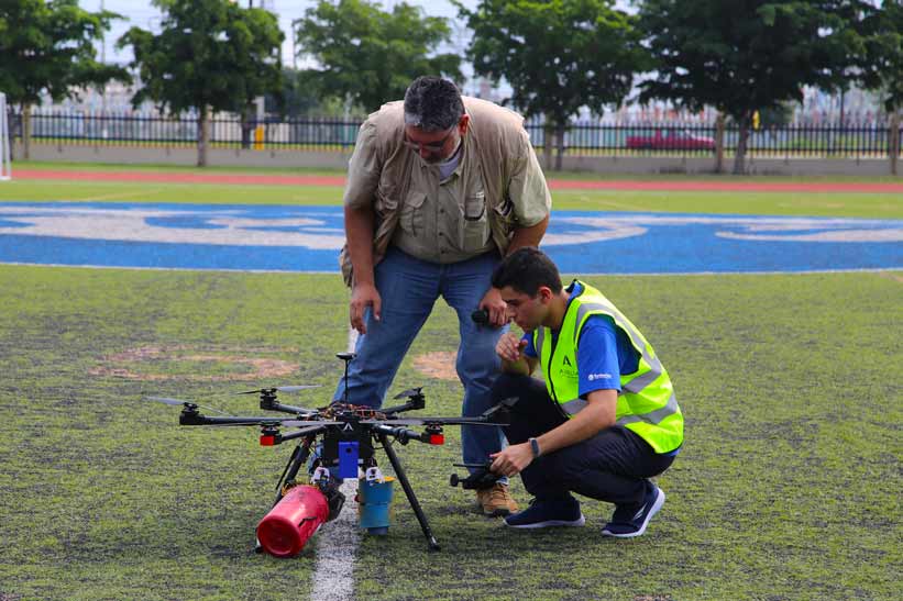 profesor tec tampico apoyando en proyecto cansat