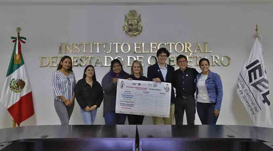 Alumna y su proyecto ganadores en el Gabinete Juvenil Qro