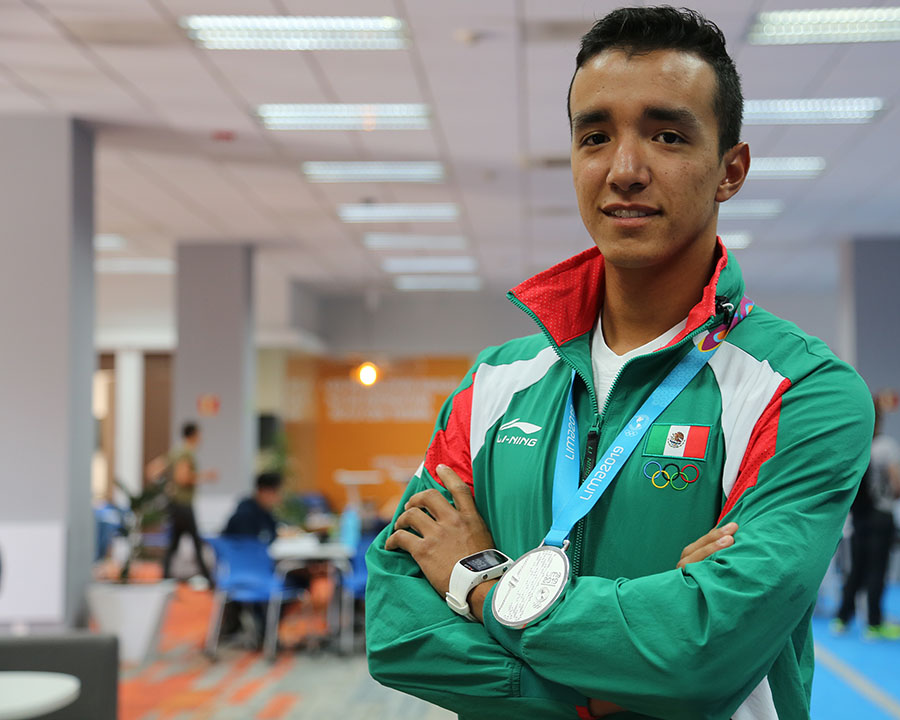 Rafael Mejía con su medalla