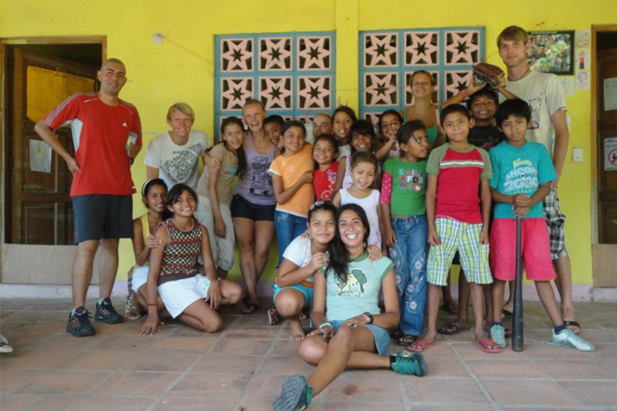 Remie con un grupo de niños