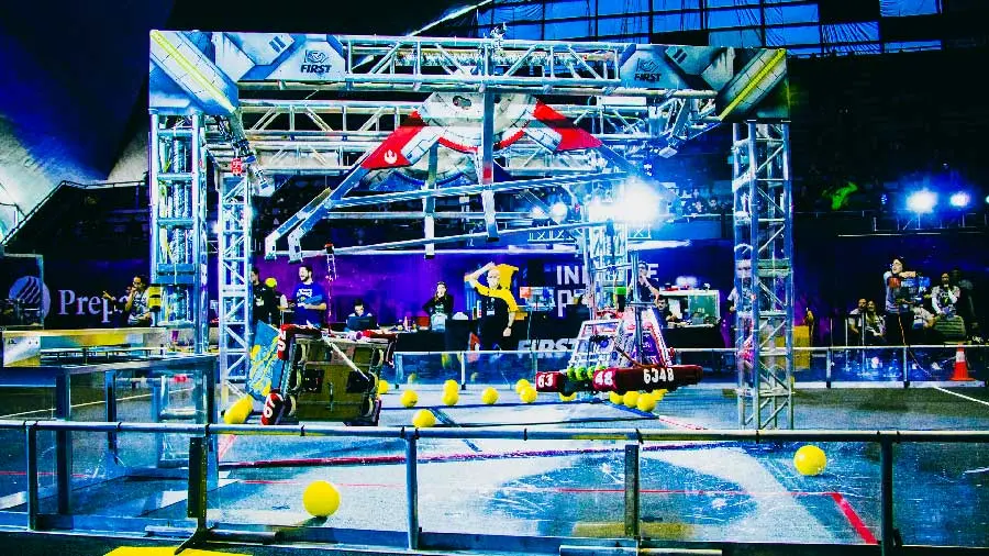 Robots colgando en posición final en FIRST 2020