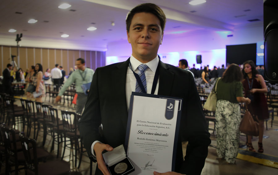 Alumno recibe premio Ceneval