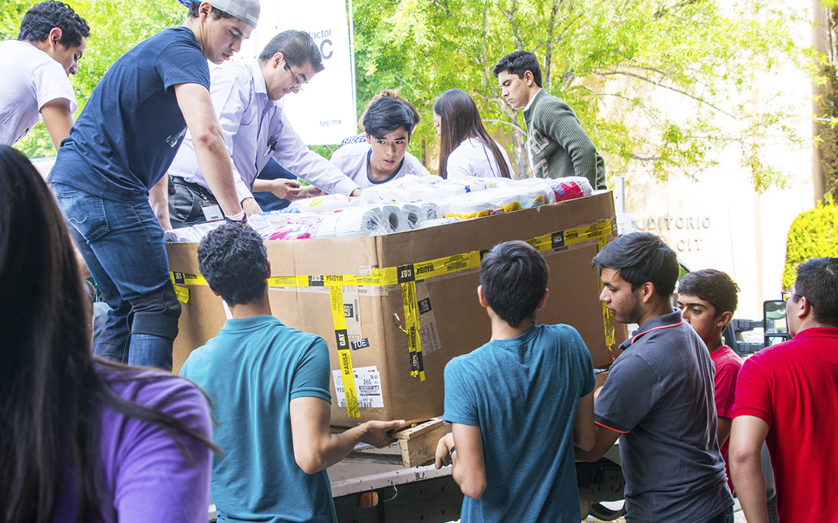 La comunidad Tec ayudando a transportar los víveres.