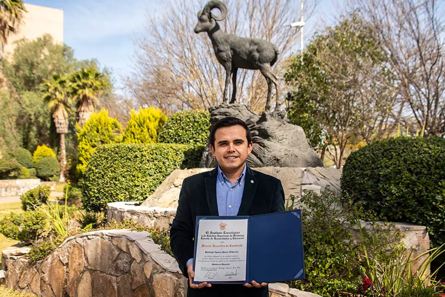 Santiago sosteniendo su mención honorífica
