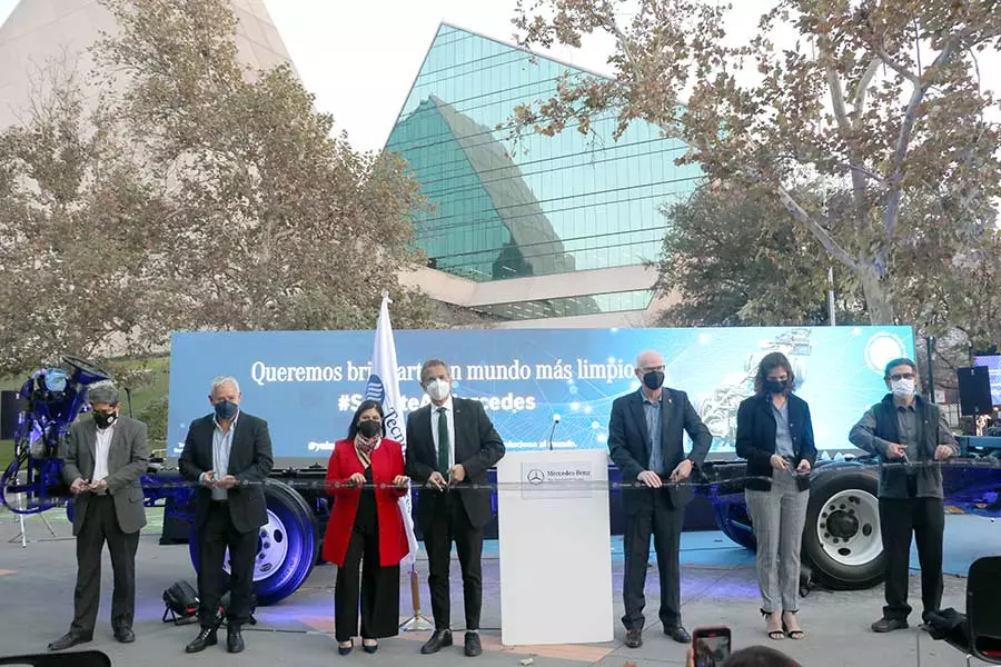 Autoridades cortan el listón inaugural del nuevo proyecto