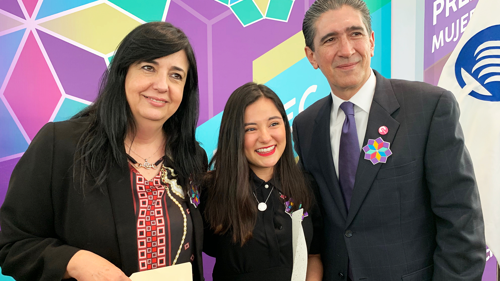 Felisa González, directora del Centro de Reconocimiento de la Dignidad Humana, Montse Fregoso y el Ing. Víctor Gutiérrez Aladro, vicepresidente Región Norte del Tecnológico de Monterrey