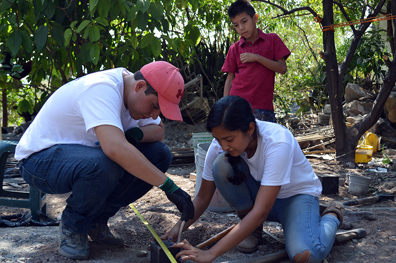 Los alumnos trabajaron en equipo para construir una vivienda destinada a una familia. En algunos casos, recibieron apoyo de los miembros de la familia.