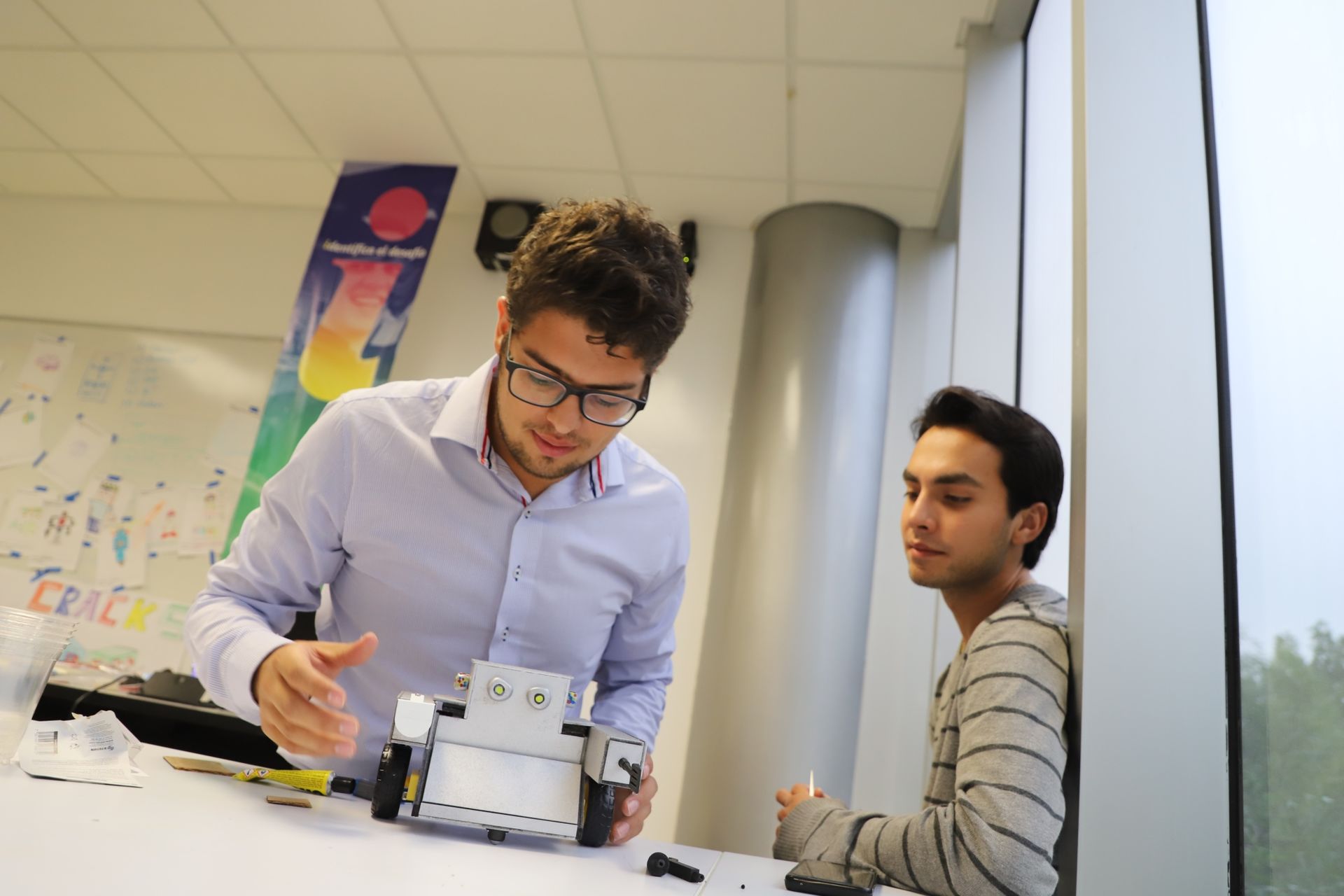 Niñas y niños se unen a estudiantes del Tec para construir juguetes 