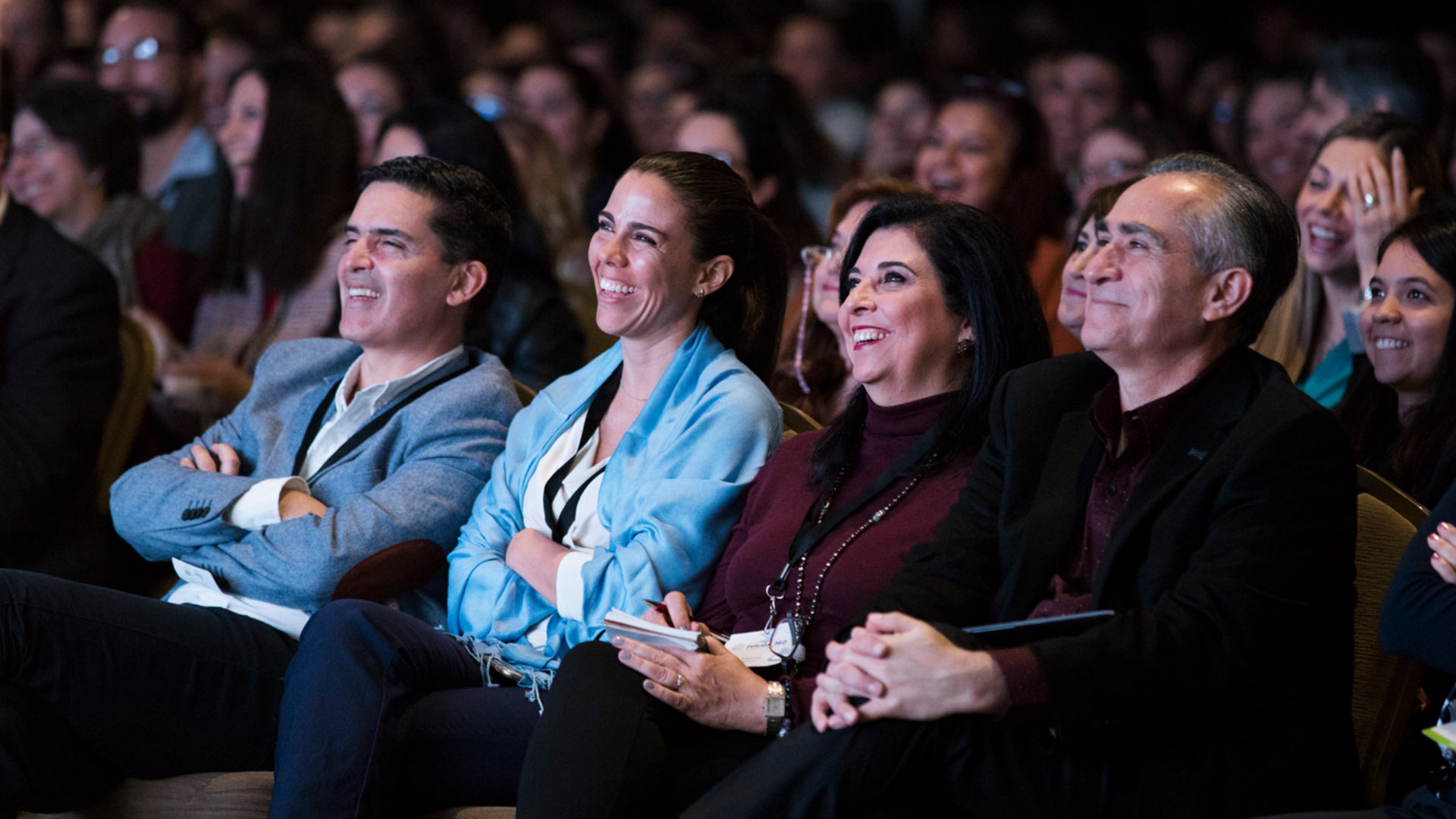 Hombres y mujeres sonriendo