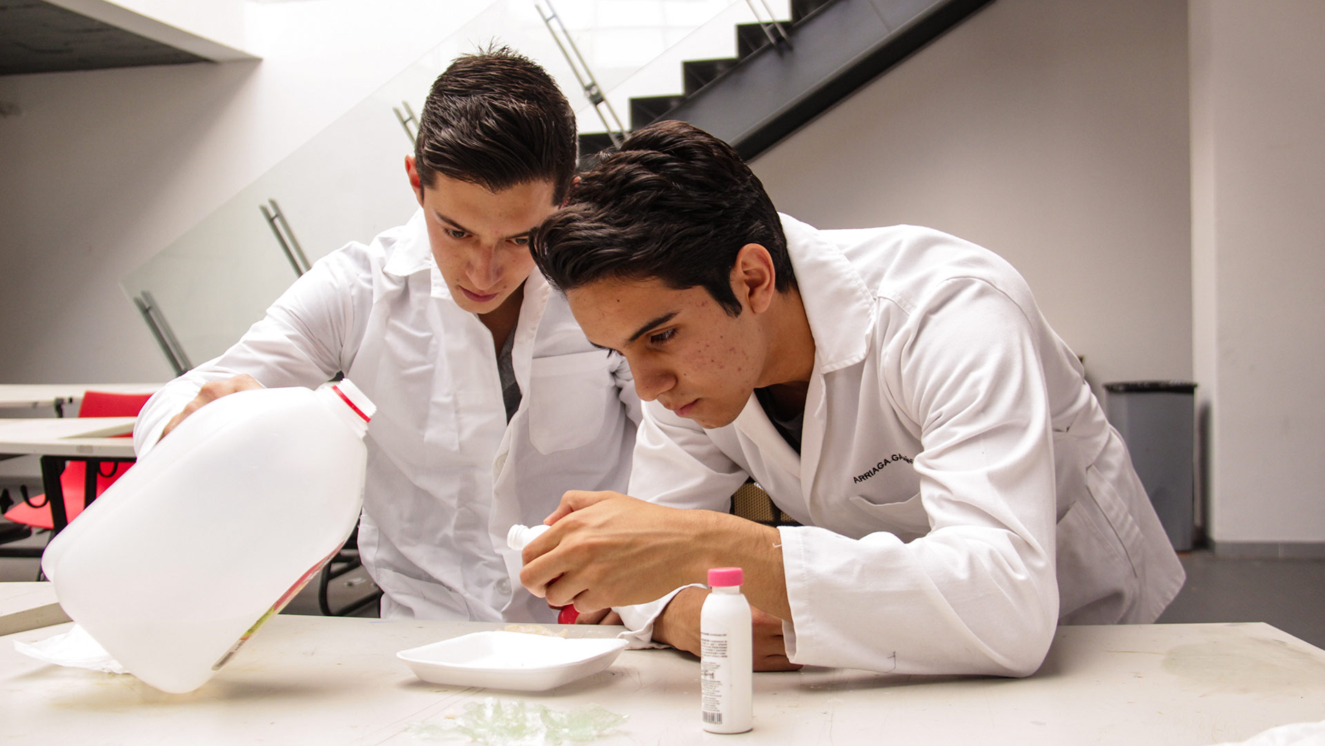 Alumnos crean bioplástico a base de tapioca.