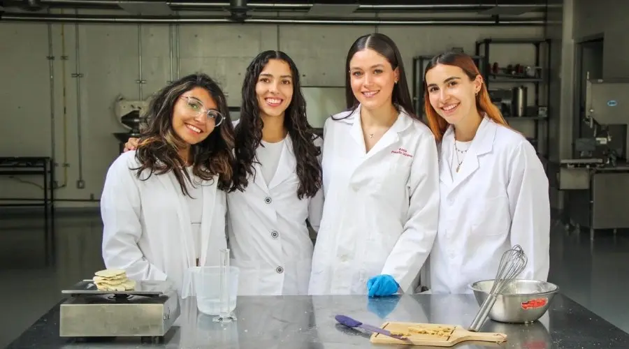 Estudiantes de Ingeniería en Alimentos del Tec campus Qro crean un burrito vegano instantáneo y son finalistas en concurso internacional. 
