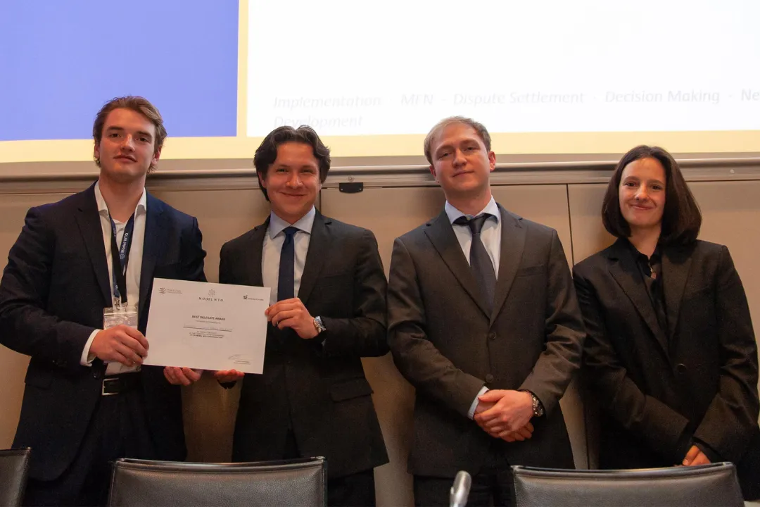 Gabriel P&eacute;rez durante la entrega del reconocimiento Best Delegate en Suiza