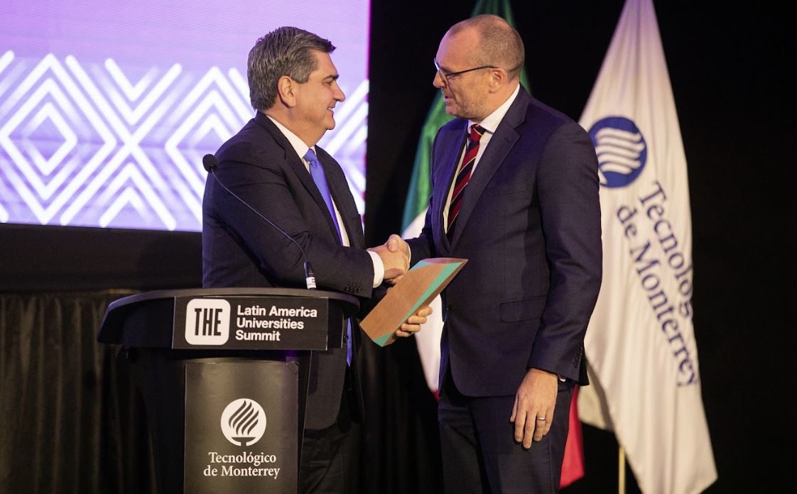 David Garza, rector y presidente ejecutivo del Tec de Monterrey, y David Watkins, managing director of data science de Times Higher Education.