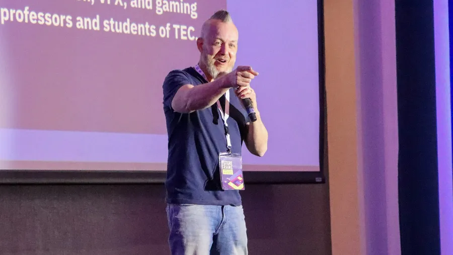 Travis Blaise durante su conferencia en el Tec Qro