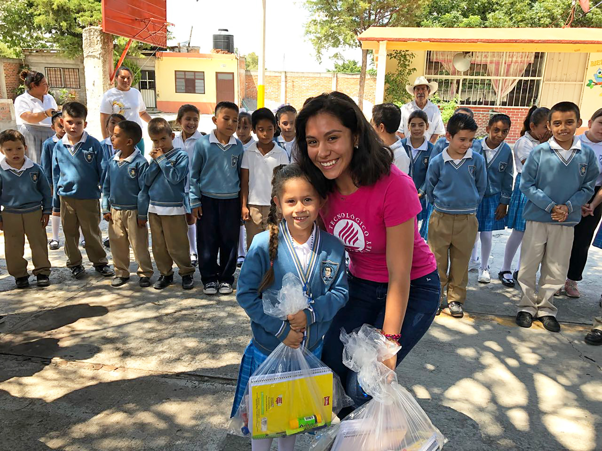 Entrega de útiles escolares en Celaya,Gto 2