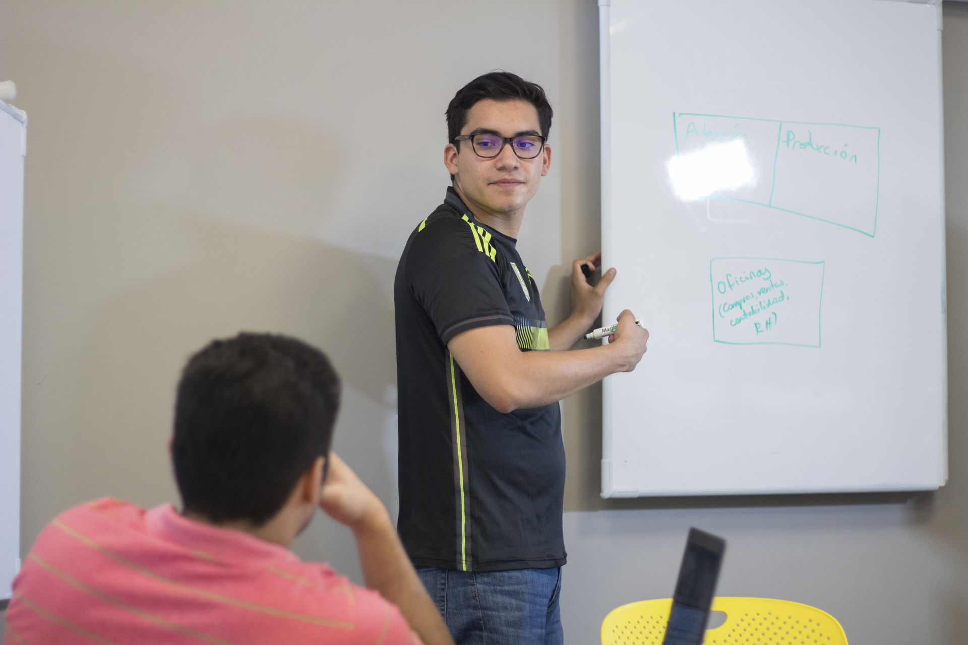 Omar Rodríguez graduado como Ingeniero Industrial y de Sistemas en el Tec de Monterrey campus Veracruz, un alumno destacado por su participación en diversas universidades a nivel internacional.