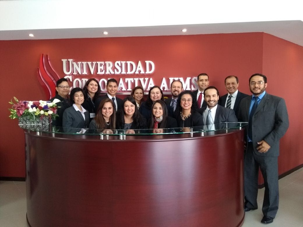 Foto grupal de personas tras un escritorio