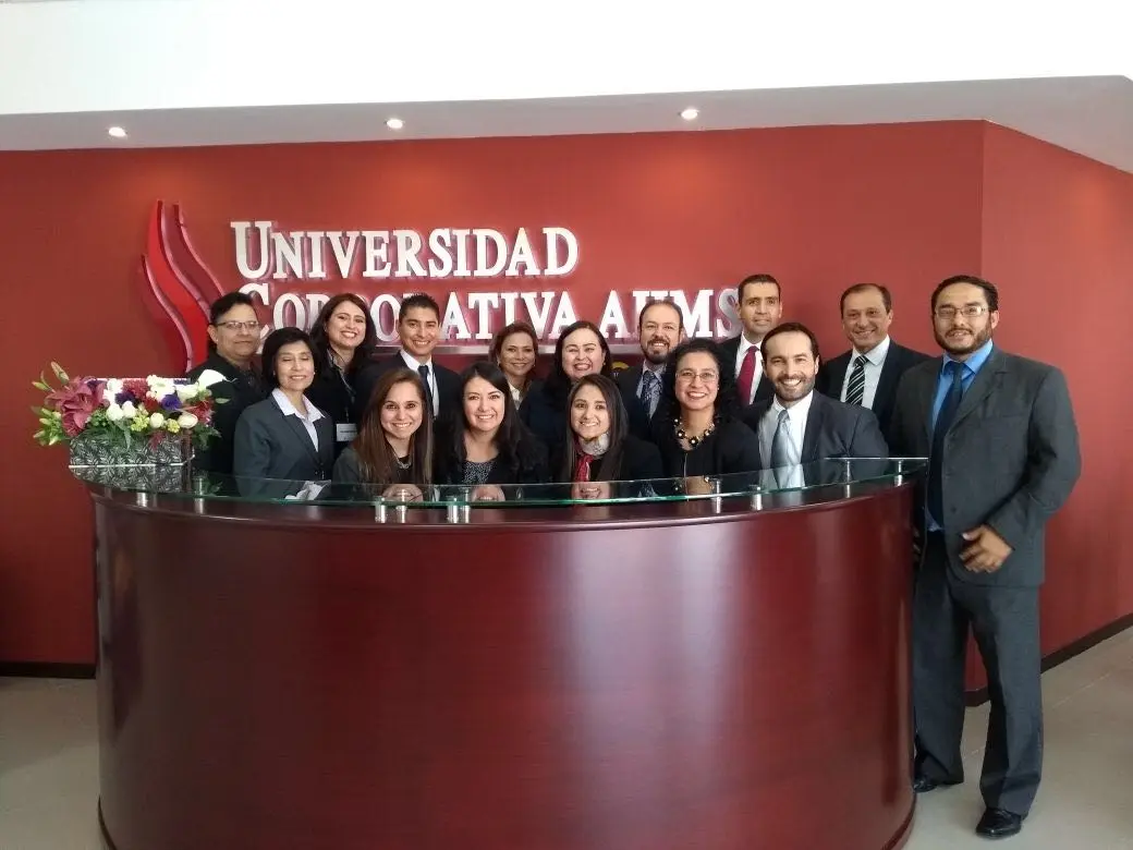 Foto grupal de personas tras un escritorio