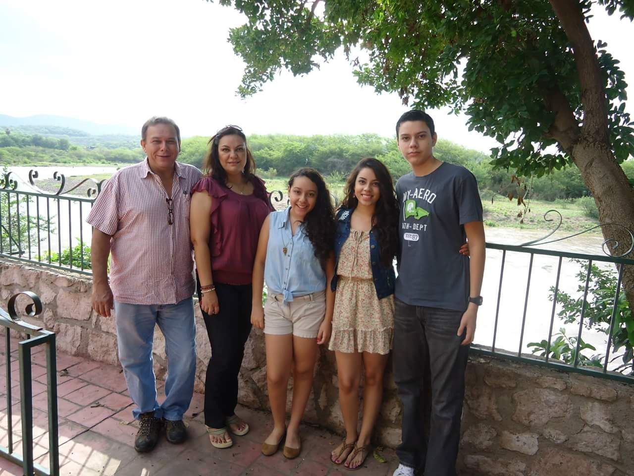 Luis Guillermo acompañado de su familia