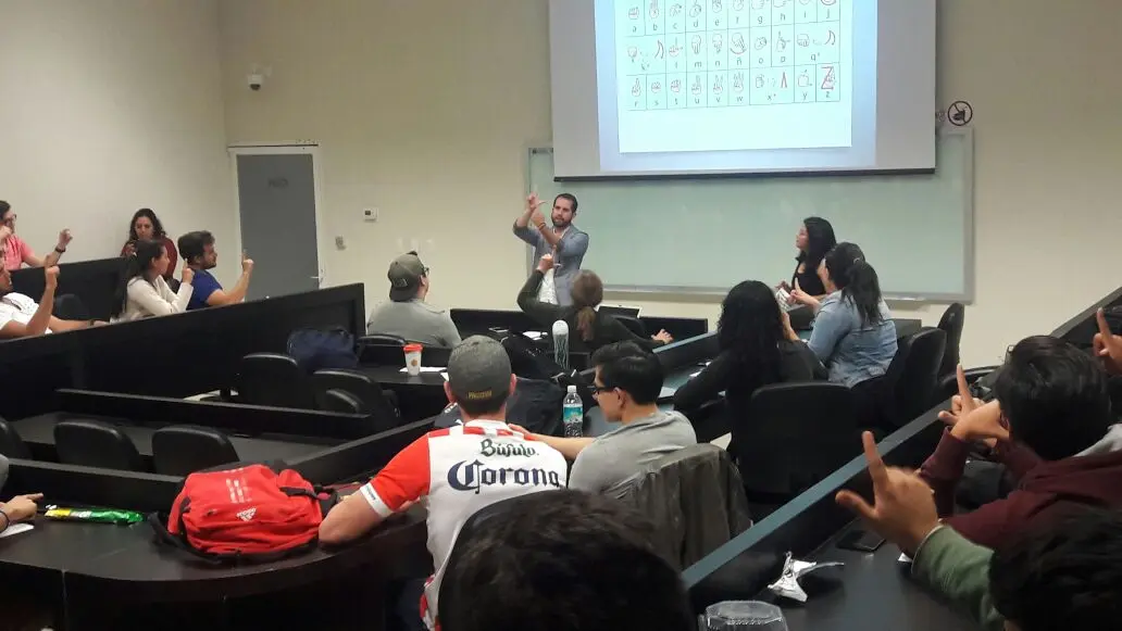 Taller de lenguaje de señas.