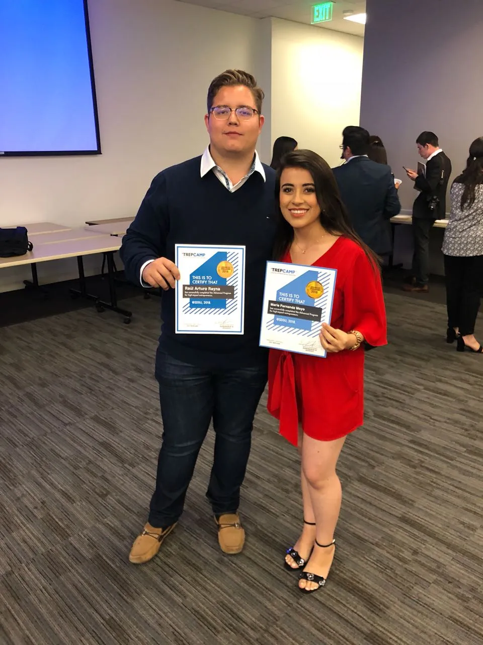 Jóvenes con un diploma en mano