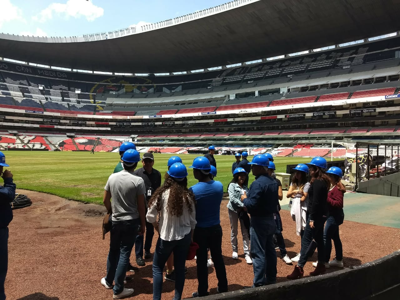 alumnos en la cancha del azteca