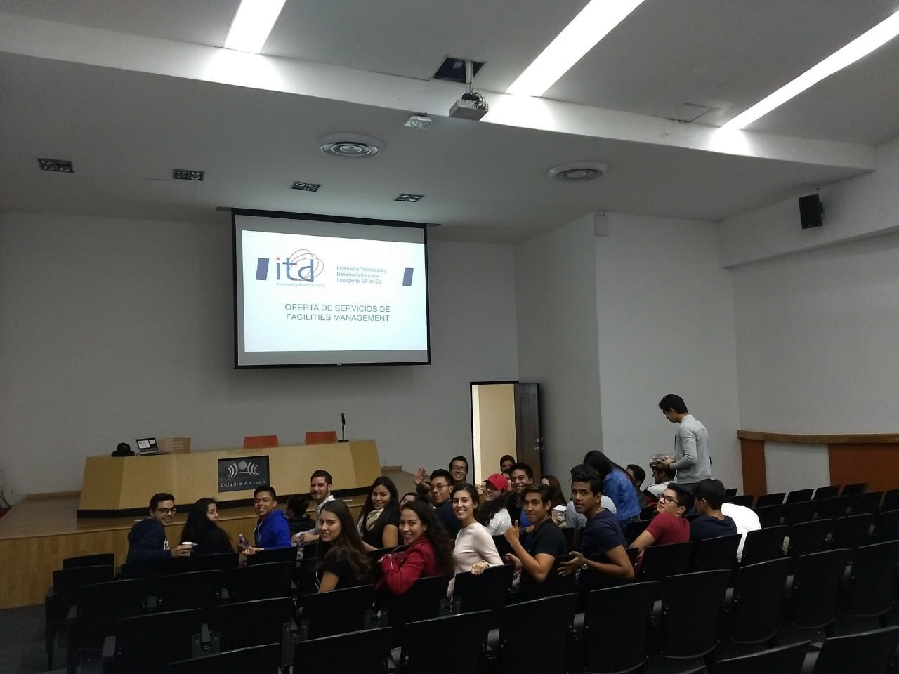 alumnos en la clase con fundador de ITD