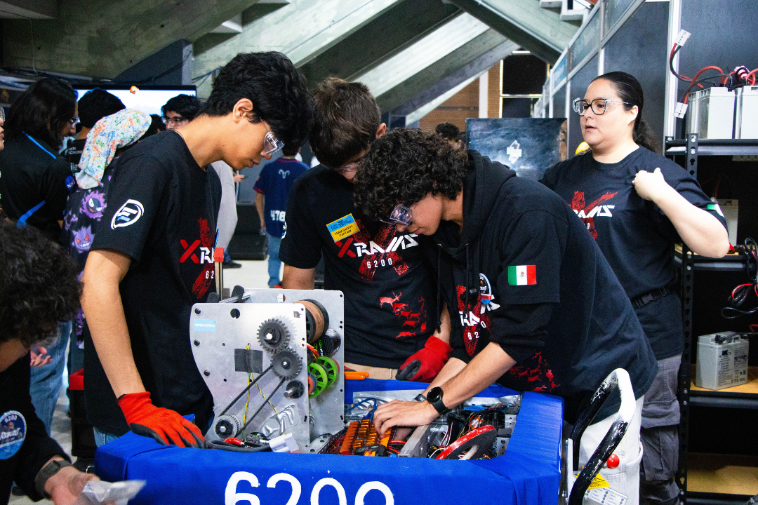 Integrantes del equipo XRAMS ajustando detalles del robot, denominado Xtance. / Foto: Florentina Cabrera.