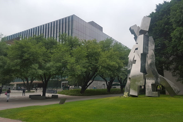 Escultura "Canto a la Luz" en honor a Don Lorenzo Zambrano