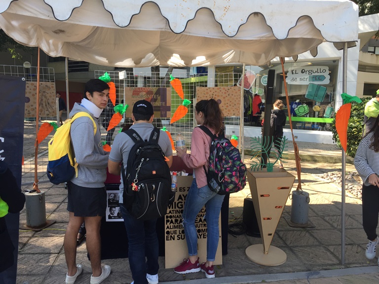 Los alumnos participaron desde la colecta hasta la entrega del panecillo directamente a los migrantes.